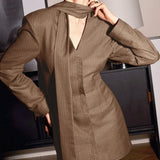 Elegante vestido blazer corto con escote en V y cinturón