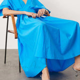 Encantador vestido midi azul con mangas cortas y escote en pico
