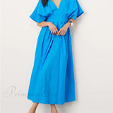 Encantador vestido midi azul con mangas cortas y escote en pico