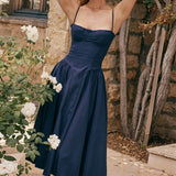 Elegante vestido midi sin tirantes y con escote en V