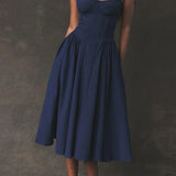 Elegante vestido midi sin tirantes y con escote en V