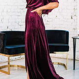 Vestido midi de terciopelo con cuello redondo y abertura alta