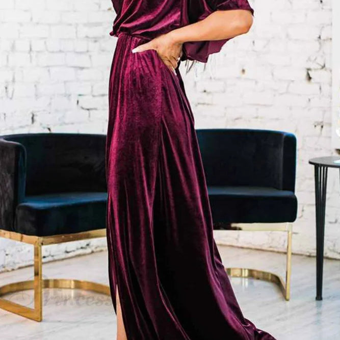 Vestido midi de terciopelo con cuello redondo y abertura alta