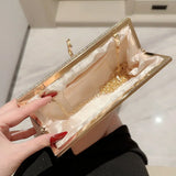 Clutch de noche de terciopelo adornado con pedrería y anzuelos.