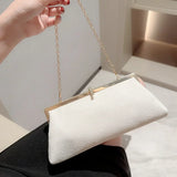 Clutch de noche de terciopelo adornado con pedrería y anzuelos.