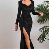 Elegante vestido de noche de terciopelo con mangas largas y abertura.