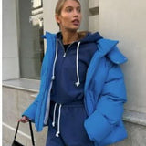 Chaqueta con capucha para mujer elegante, cómoda y funcional.