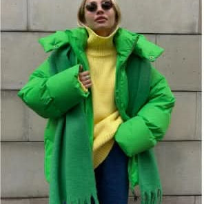 Chaqueta con capucha para mujer elegante, cómoda y funcional.