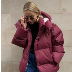 Chaqueta con capucha para mujer elegante, cómoda y funcional.