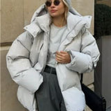 Chaqueta con capucha para mujer elegante, cómoda y funcional.