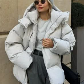 Chaqueta con capucha para mujer elegante, cómoda y funcional.