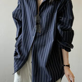 Blusa holgada de algodón con rayas verticales y mangas largas.