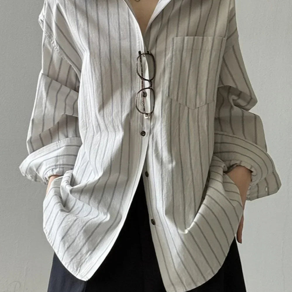 Blusa holgada de algodón con rayas verticales y mangas largas.