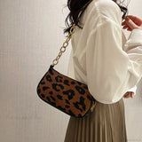 Bolso de hombro de felpa con estampado de leopardo vintage y cadena
