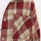 Blusa vintage de cuadros, manga larga y cuello, con bolsillos.