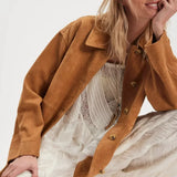 Chaqueta sencilla vintage de ante con botonadura sencilla