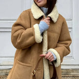 Abrigo vintage de ante con forro de sherpa y solapas anchas