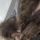 Chaqueta vintage Y2K con cuello de piel y cintura de cuero ajustada -