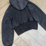 Sudadera corta con capucha abierta al frente, con bordado 3D y lavado descolorido.
