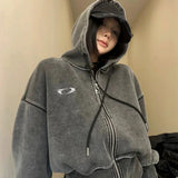 Sudadera corta con capucha abierta al frente, con bordado 3D y lavado descolorido.