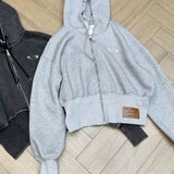 Sudadera corta con capucha abierta al frente, con bordado 3D y lavado descolorido.