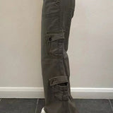 Pantalones cargo multibolsillos en denim lavado