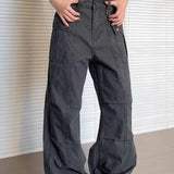 Pantalones cargo acampanados con múltiples bolsillos en un lavado descolorido