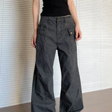 Pantalones cargo acampanados con múltiples bolsillos en un lavado descolorido
