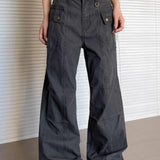 Pantalones cargo acampanados con múltiples bolsillos en un lavado descolorido