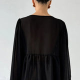 Blusa de gasa blanca con volantes y escote en V con lazo