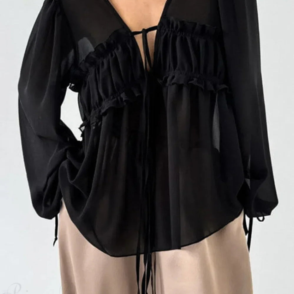 Blusa de gasa blanca con volantes y escote en V con lazo