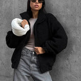 Abrigo blanco cálido con cuello polar para desplazamientos diarios.