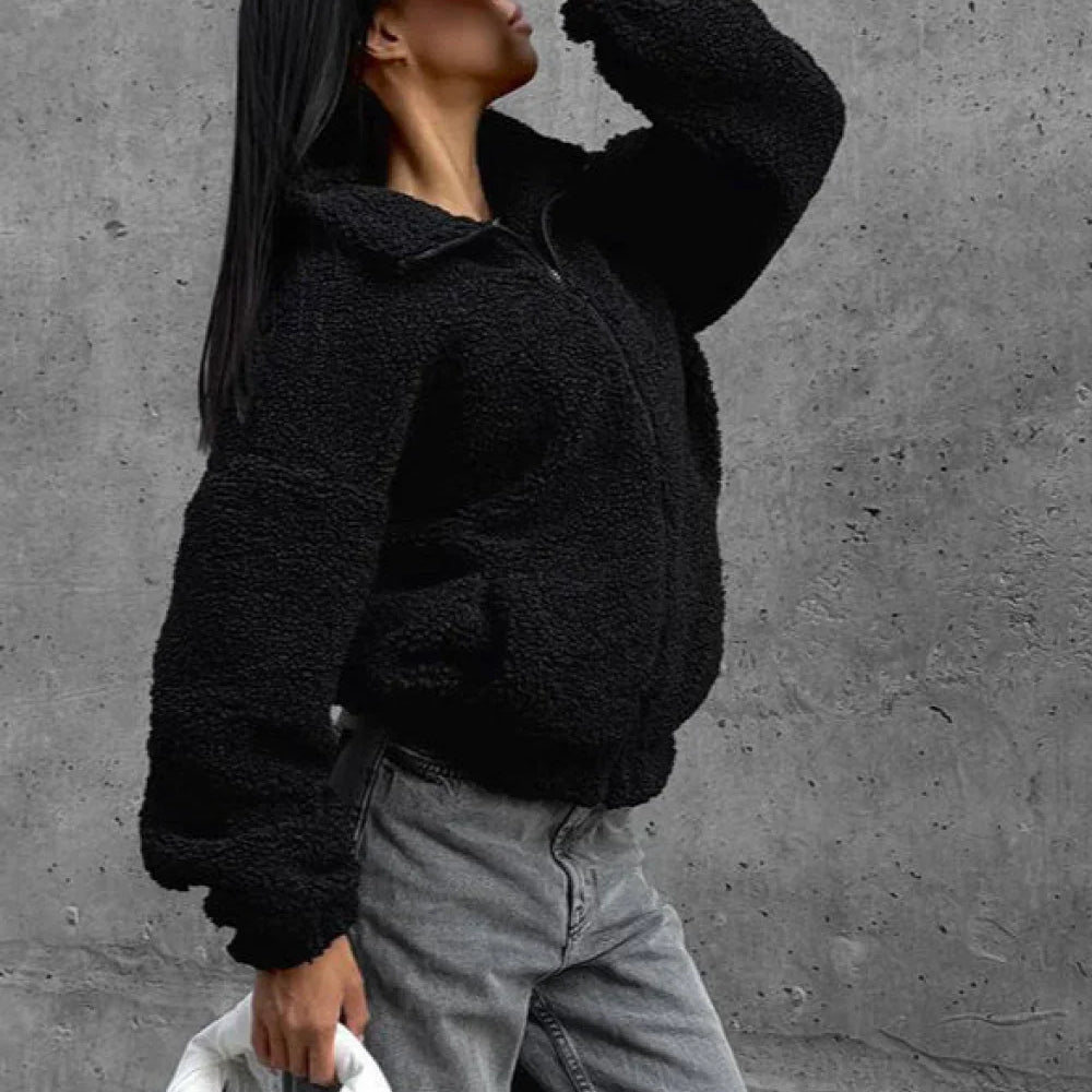 Abrigo blanco cálido con cuello polar para desplazamientos diarios.
