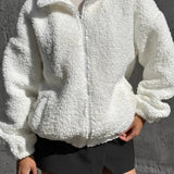 Abrigo blanco cálido con cuello polar para desplazamientos diarios.
