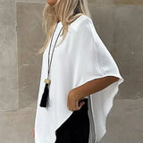 Blusa blanca con cuello redondo asimétrico y mangas cortas.