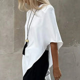 Blusa blanca con cuello redondo asimétrico y mangas cortas.