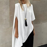 Blusa blanca con cuello redondo asimétrico y mangas cortas.