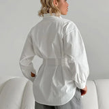Blusa blanca plisada con cintura ajustada