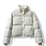 Chaqueta corta acolchada para mujer, con cremallera frontal y botones a presión, cuello alto.