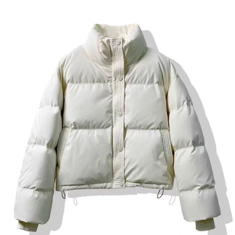 Chaqueta corta acolchada para mujer, con cremallera frontal y botones a presión, cuello alto.