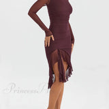 Elegante vestido midi burdeos con volantes