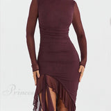 Elegante vestido midi burdeos con volantes