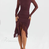 Elegante vestido midi burdeos con volantes