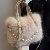 Bolso de hombro de piel sintética de invierno adornado con una cadena de perlas.