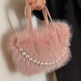 Bolso de hombro de piel sintética de invierno adornado con una cadena de perlas.