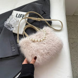 Bolso de hombro de piel sintética de invierno adornado con una cadena de perlas.