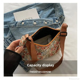 Bolso bandolera de tela con estampado invernal en forma de media luna