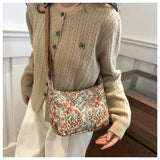 Bolso bandolera de tela con estampado invernal en forma de media luna