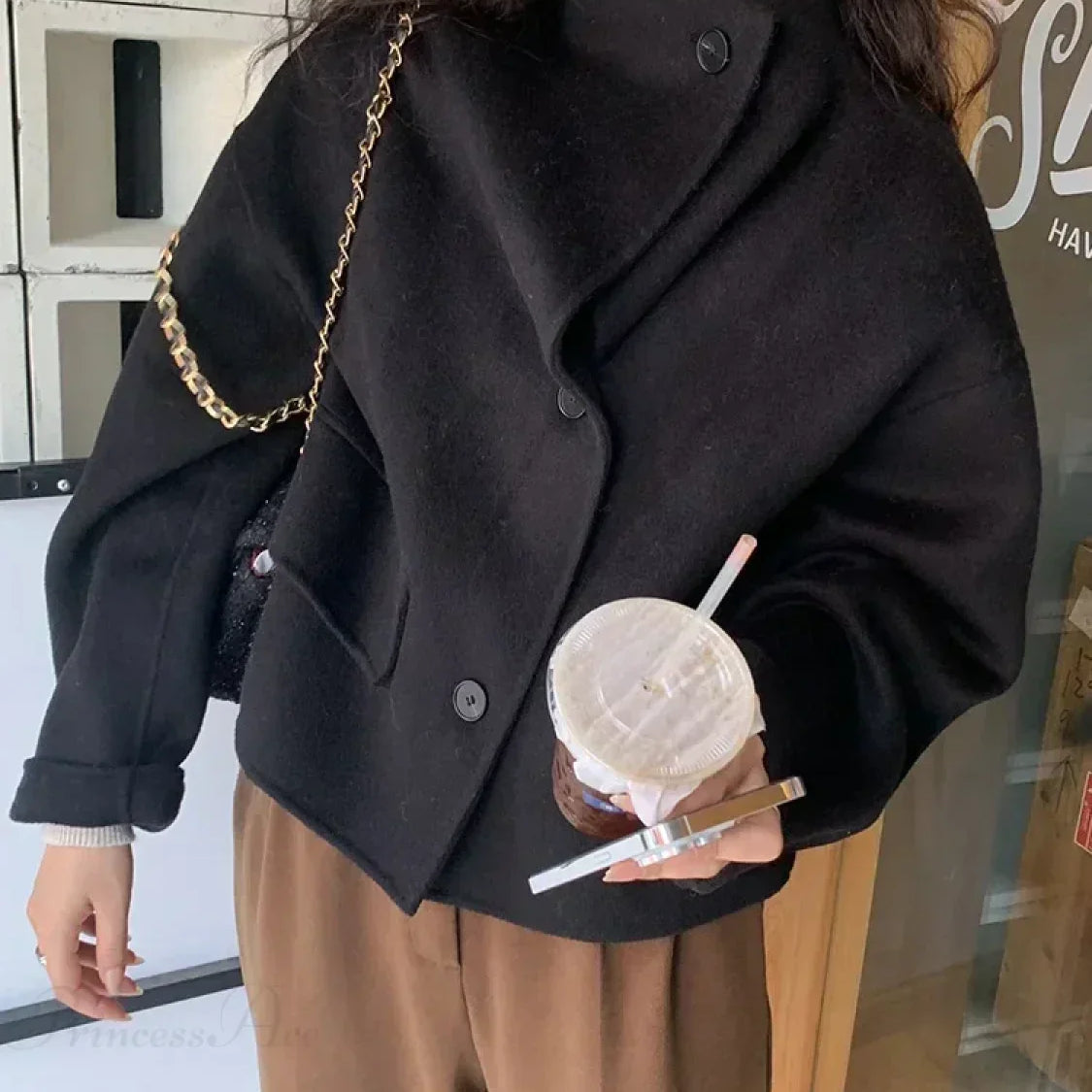 Abrigo de lana de invierno con cuello alto y cierre de un solo botón.