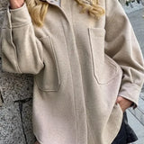 Abrigo corto informal con cuello de mezcla de lana